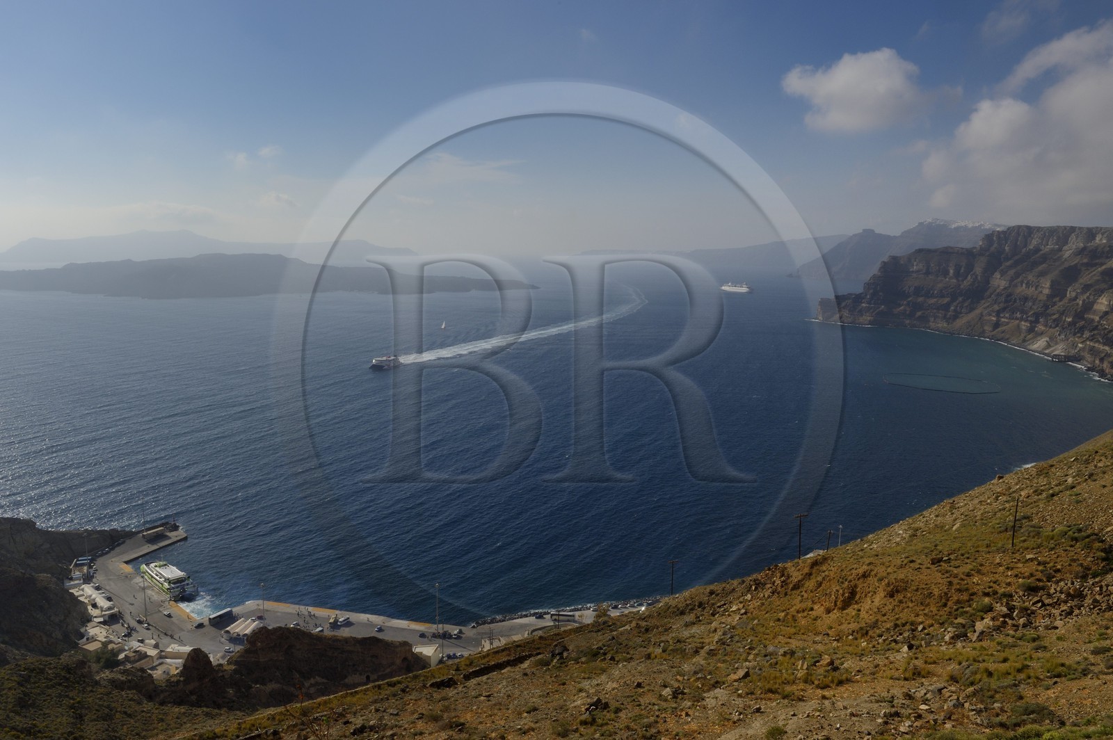 Grèce, Les Cyclades, mer Égée, île de Santorin (Thira ou Théra), Athinios port des ferry et la caldeira