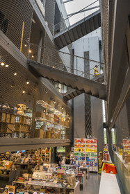 France, Hérault (34), Montpellier,  quartier de Port Marianne, le RBC Design Center conçu par l'architecte Jean Nouvel, showroom de mobilier contemporain, comprenant une librairie, une boutique objets, et un restaurant-brasserie