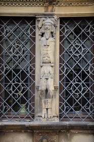 France, Haut-Rhin (68), Colmar, la maison des Têtes de style Renaissance (1609) jadis Bourse au Vins, détail d'une fenêtre de l'oriel