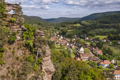 France, Bas-Rhin (67), Parc naturel régional des Vosges du Nord, Obersteinbach, l’arche du rocher en grès du Wachtfels domine le village (vue aérienne)