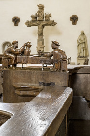 France, Yonne (89), Montréal (Bourgogne), la collégiale Notre-Dame de syle roman du XIIème siècle, stalles Renaissance en bois sculpté exécutées entre 1530 et 1550 et offerts par le roi François Ier, Les compères, un clin d’œil des sculpteurs qui se représentent eux-mêmes en train de se servir du vin avec un pichet, en bons bourguignons qu’ils sont