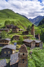Géorgie, Kakheti, Parc national de Touchétie, vallée de la rivière Alazani dans les montagnes de Pirikiti, village de Dartlo surplombé par Kvavlo (vue aérienne)